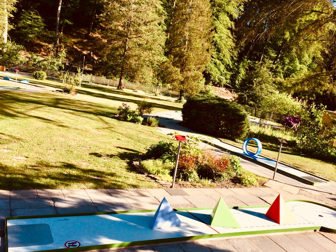 Miniaturgolf Neandertal in Mettmann Miniaturgolfplatz mit verschiedenen Hindernissen in einer waldreichen Umgebung bei Mettmann.