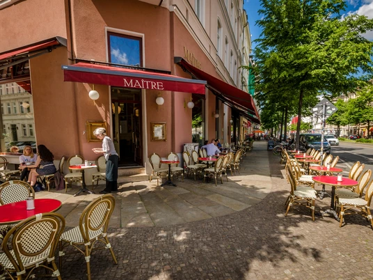 Café Maître - Cafés in Leipzig Blick auf den sonnigen Freisitz des Café Maître mit roten Tischdecken an der Karl-Liebknecht-Straße, freizeit, kaffeehaus, gastronomieView of the sunny outdoor seating area at Café Maître in Karl-Liebknecht Strasse with red tablecloths, leisure, coffee house, eating outSpojrzenie na opromienione słońcem rozstawione na zewnątrz czerwone stoliki przy Café Maître przy Karl-Liebknecht-Straße, czas wolny, kawiarnia, gastronomiaPohled na prosluněné venkovní posezení kavárny Café Maître s červenými ubrusy na ulici Karl-Liebknecht-Straße, volný čas, kavárna, gastronomieVue sur la terrasse ensoleillée du Café Maître avec ses nappes rouges dans la rue Karl Liebknecht, loisirs, café, gastronomie