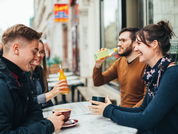 Dankbar Freisitz - Kavárny v Lipsku Skupina mladých lidí sedí před kavárnou Dankbar Café Leipzig na venkovním posezení a vychutnává si nápoje, catering, venkovní posezení a kulinářské speciality.
