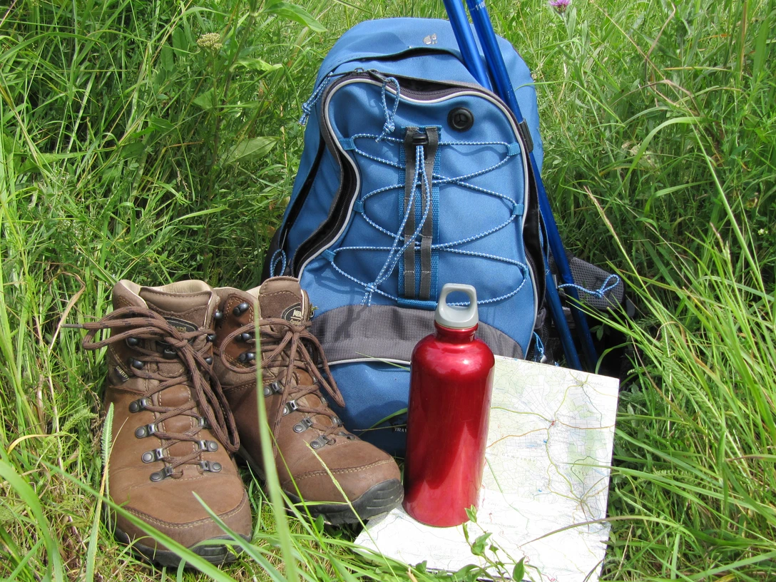 Wandern-Rucksack-Schuhe-Trinkflasche-ccbysa-foto©bispingen-touristik.jpg