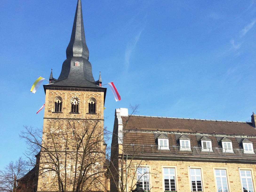 Katholische Pfarrkirche St. Peter und Paul am Bürgerhaus in der Altstadt Ratingen Katholische Pfarrkirche St. Peter und Paul neben historischem Bürgerhaus in der Altstadt Ratingen.