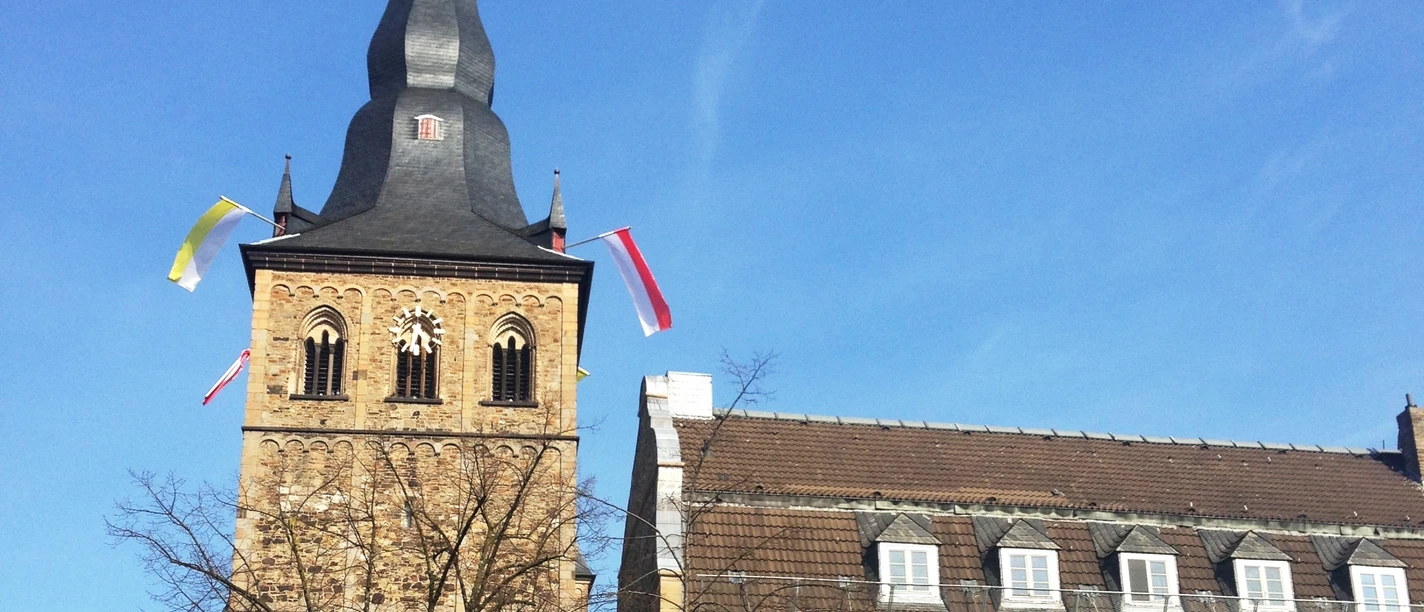 Katholische Pfarrkirche St. Peter und Paul am Bürgerhaus in der Altstadt Ratingen Katholische Pfarrkirche St. Peter und Paul neben historischem Bürgerhaus in der Altstadt Ratingen.