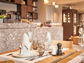 Restaurant Stein & Sein, Beatushoehlen - gedeckter Tisch