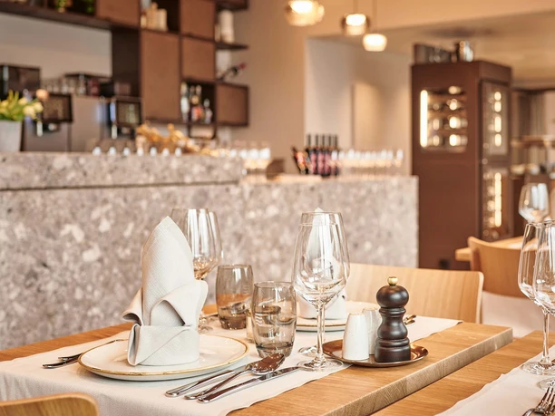 Restaurant Stein & Sein, Beatushoehlen - gedeckter Tisch