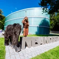 Neanderthal Museum in Mettmann Neues Neanderthal Museum mit moderner Glasarchitektur, Skulpturen eines Neandertalers und eines Mammuts.