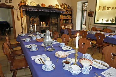 Gedeck Bergische Kaffeetafel im Niederbergischen Museum Wülfrath Traditioneller gedeckter Tisch mit blauem Geschirr und Kerzen im Niederbergischen Museum Wülfrath.