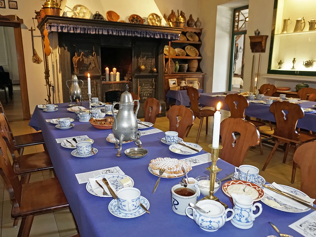 Gedeck Bergische Kaffeetafel im Niederbergischen Museum Wülfrath Traditioneller gedeckter Tisch mit blauem Geschirr und Kerzen im Niederbergischen Museum Wülfrath.