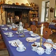 Gedeck Bergische Kaffeetafel im Niederbergischen Museum Wülfrath Traditioneller gedeckter Tisch mit blauem Geschirr und Kerzen im Niederbergischen Museum Wülfrath.