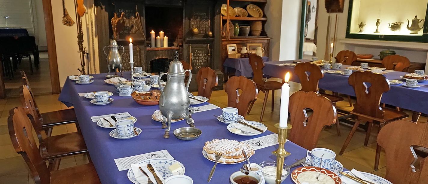 Gedeck Bergische Kaffeetafel im Niederbergischen Museum Wülfrath Traditioneller gedeckter Tisch mit blauem Geschirr und Kerzen im Niederbergischen Museum Wülfrath.