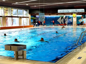 Schwimm- und Sportbad in Haan Beheiztes Hallenbad in Haan, ausgestattet mit Schwimmerbecken, einladender Atmosphäre und freundlicher Umgebung.