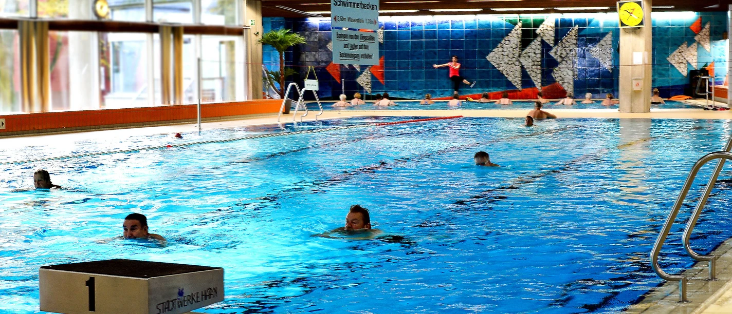 Schwimm- und Sportbad in Haan Beheiztes Hallenbad in Haan, ausgestattet mit Schwimmerbecken, einladender Atmosphäre und freundlicher Umgebung.