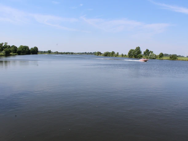 Dörverden Weser Extensive course of the Weser near Dörverden with a motorized boat and green riverbank landscape.