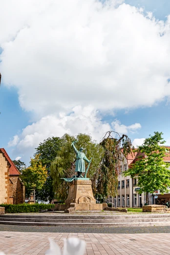 Ev. Dorfkirche Steinhagen mit Bibliotheksgebäude