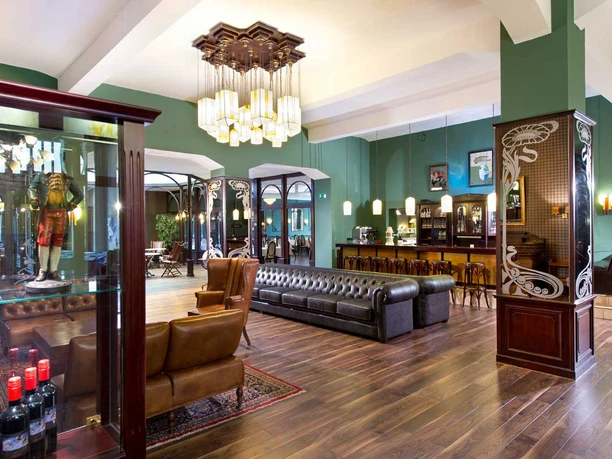 Lobby & Bar