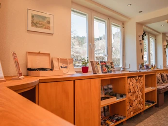 Prospektauslage, Shopbereich und Sitzgelegenheit