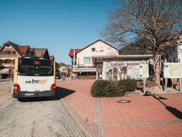 Parkplatz und Bushaltestelle