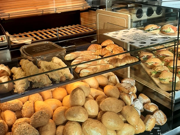 Auslagentresen in der Bäckerei Fricke in Sottrum Auslagentresen in der Bäckerei Fricke in Sottrum