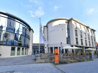Moderne Architektur des Hotel Aspethera mit glatten Fassaden und einladendem Eingangsbereich.