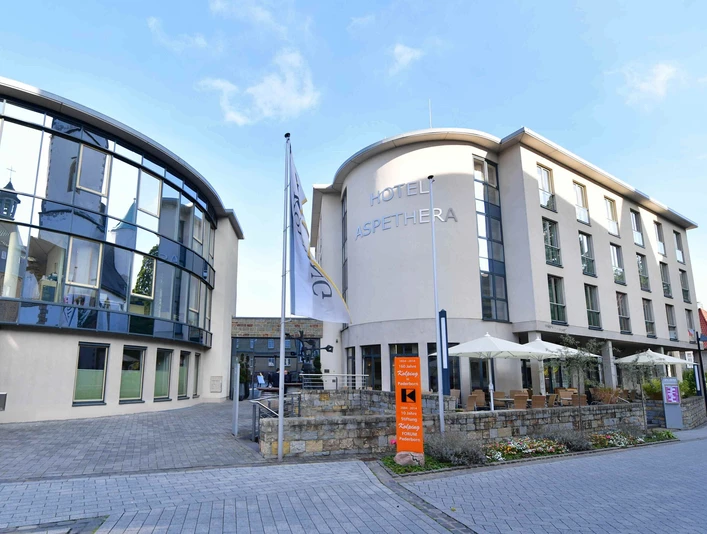 Moderne Architektur des Hotel Aspethera mit glatten Fassaden und einladendem Eingangsbereich.