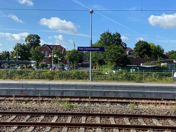 bahnhof-bad-zwischenahn-ankunftsschild.jpg