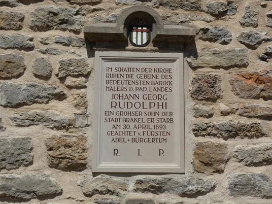 Gedenkplakette an der Außenwand der Kirche für Johann Georg Rudolphi, Brakels Barockmaler.