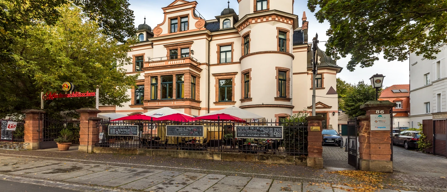 Mückenschlösschen - Gastronomia w Lipsku Widok na restaurację Muckenschlösschen w dzielnicy Waldstraßenviertel, która jest miejscem koła muzycznego, gastronomia w Lipsku, architektura w stylu wilhelmińskim