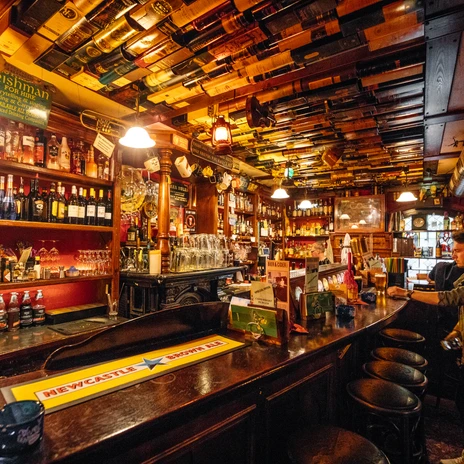 Widok z boku na ladę i bar w Noels Ballroom, pub, rozrywka, wydarzenia