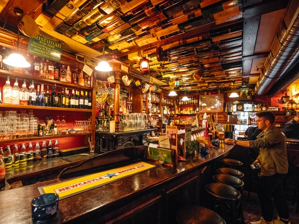 Noels Ballroom - Puby i lokale gastronomiczne w Lipsku Widok z boku na ladę i bar w Noels Ballroom, pub, rozrywka, wydarzenia