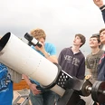 Observatorium der Sternwarte Neanderhöhe Hochdahl in Erkrath Eine Gruppe junger Menschen beobachtet durch ein großes Teleskop mit Begeisterung den Himmel.