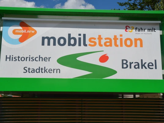 Beschilderung der Mobilstation in Brakel, die den historischen Stadtkern hervorhebt.