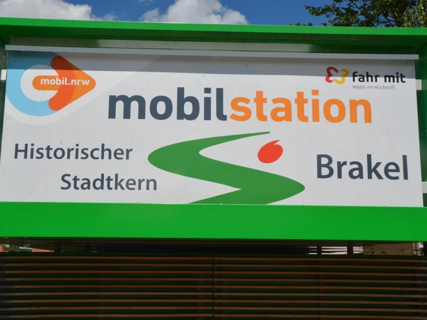 Mobilstation am Bahnhof Beschilderung der Mobilstation in Brakel, die den historischen Stadtkern hervorhebt.