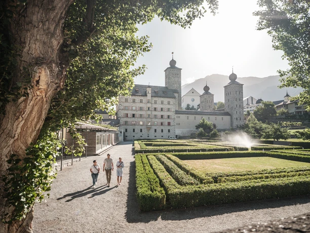 Sommer in Brig.jpg Photo du jardin Stockalper avec le château Stockalper en arrière-plan