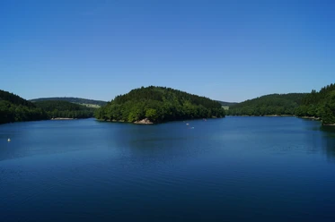 Aggertalsperre Ruheoase Bielsteinsperre bei Bergneustadt: Weitläufiger Stausee mit bewaldeten Ufern unter blauem Himmel.