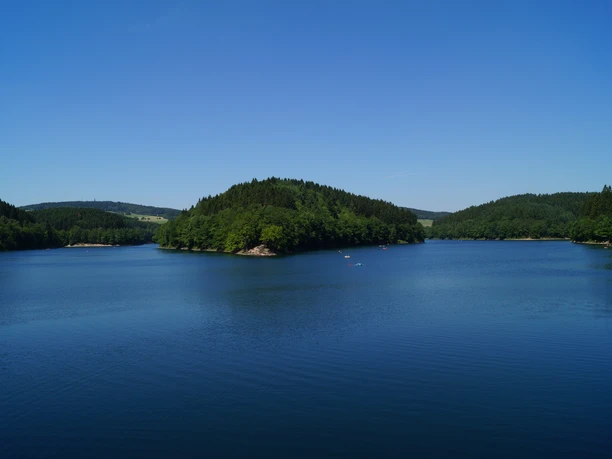 Aggertalsperre Ruheoase Bielsteinsperre bei Bergneustadt: Weitläufiger Stausee mit bewaldeten Ufern unter blauem Himmel.