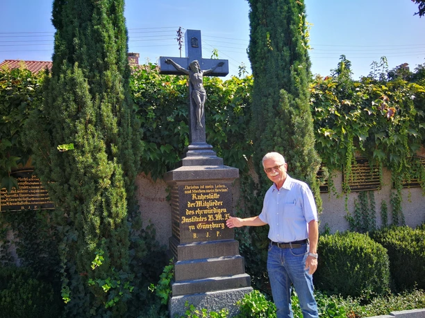 Ein Friedhof erzählt - Friedhofsführung Ein Friedhof erzählt - Friedhofsführung