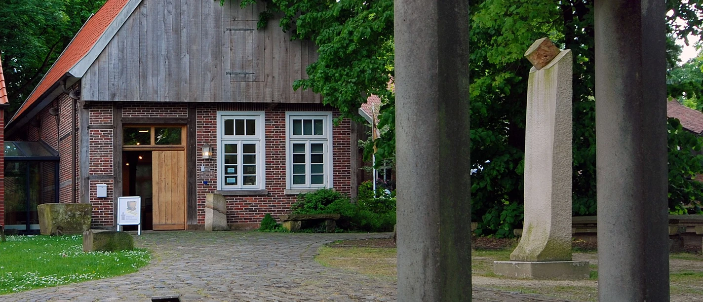 Sandsteinmuseum Aussenansicht mit Tor und Skulptur