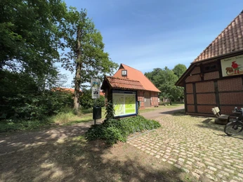 Wohnmobilstellplatz in einem historischen Scheunenviertel, umgeben von Backsteinbauten und Natur.