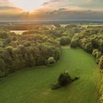 Blick auf das Nettetal Wald und Felder im Sonnenuntergang, mit sanftem Licht am Horizont.