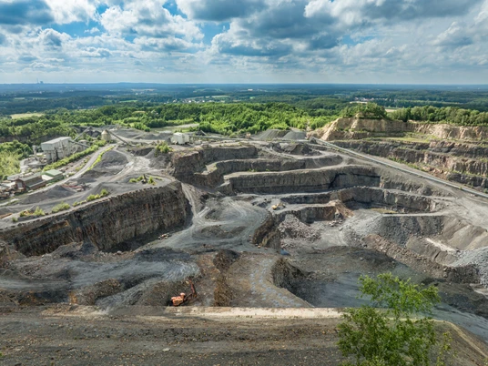 Kultur- und Landschaftspark Piesberg Der Kultur- und Landschaftspark Piesberg: Ein weitläufiger Steinbruch mit grünen Flächen und Wegen.The Piesberg Culture and Landscape Park: an extensive quarry with green areas and paths.Het Cultuur- en Landschapspark Piesberg: een uitgestrekte steengroeve met groene zones en paden.