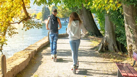 bee-scooter-interlaken-unterwegs-wasser.jpg