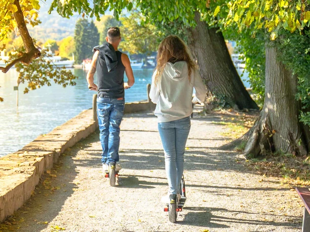 bee-scooter-interlaken-unterwegs-wasser.jpg