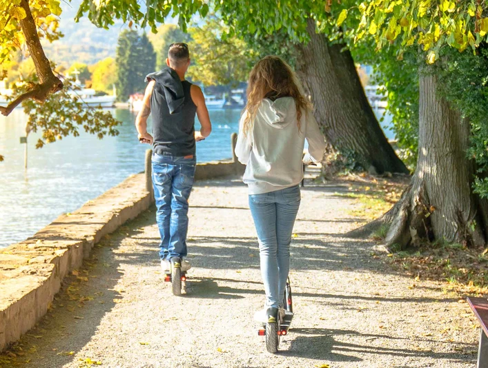bee-scooter-interlaken-unterwegs-wasser.jpg