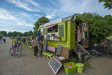Zierlich Manierlich - Cafés à Leipzig On peut voir le wagon complet dans le parc ainsi que quelques clients qui sont en train de commander quelque chose, café, gastronomie, parc, loisirs