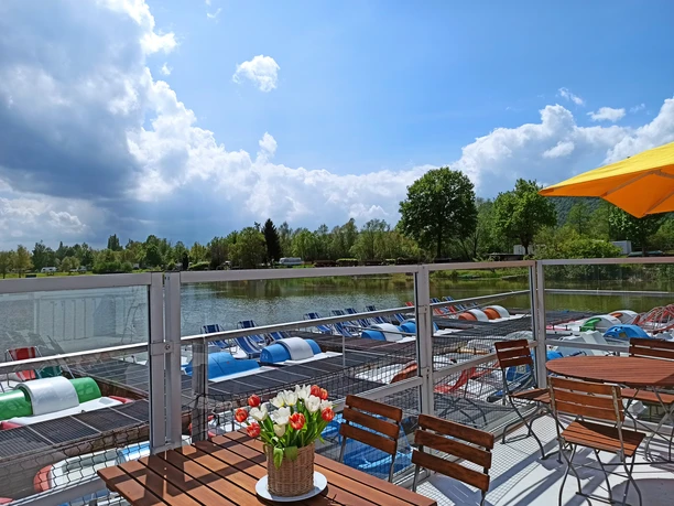 Außengastronomie direkt am See mit Tretbootsteg