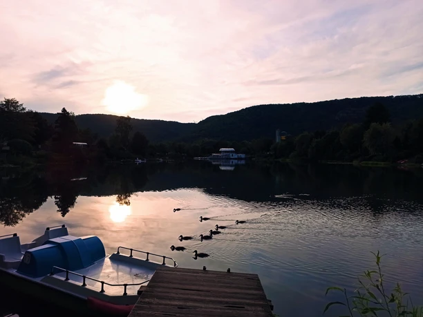 Abendstimmung_freizeitgelaene_ahlemeyer.jpg Abendstimmung am See mit Entenfamilie und Tretboot