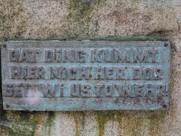 Gedenkstein Atommülllager Gedenkstein mit Inschrift zum Atommülllager, oxidiertes Metall auf rauem Stein, latente Mahnung.