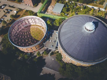 Panometer Leipzig Eventlocation aus der Luft aufgenommen | Leipzig Convention Bureau Luftaufnahme der Eventlocation Panometer Leipzig – präsentiert vom Leipzig Convention BureauAerial view of the event venue Panometer Leipzig – presented by Leipzig Convention Bureau