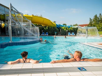 Erlebnisbecken außen.jpg