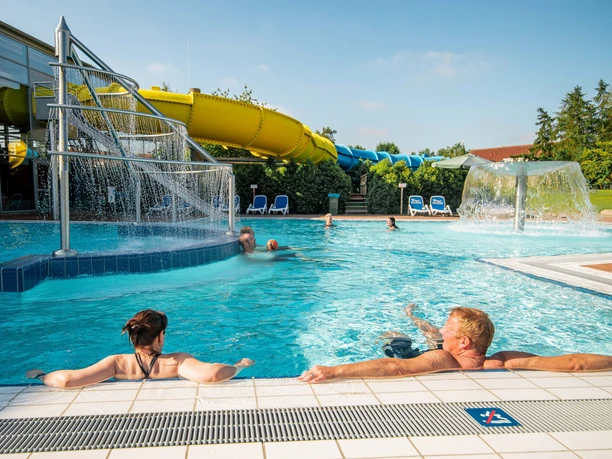 Erlebnisbecken außen.jpg