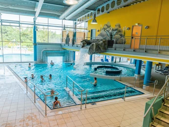 Erlebnisbecken innen.jpg